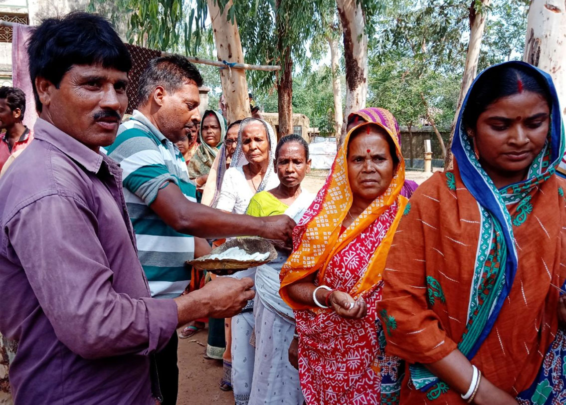 ময়ৃরেশ্বরে ১ নম্বর ব্লকের মুরুলীডাঙাল গ্রামে ভোট দেওয়ার জন্য লাইন দিয়ে রয়েছেন ভোটাররা। আর তাঁদের জল-বাতাসা দেওয়া হচ্ছে। দিচ্ছেন তৃণমূলের কর্মীরা। বিরোধীদের অভিযোগ এমনই।