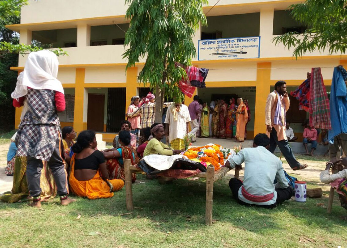 পশ্চিম মেদিনীপুরের কেশিয়াড়ির বারিদাতে মনু হাঁসদার মৃতদেহ ভোট কেন্দ্রের সামনে রেখে বিক্ষোভ দেখায় বিজেপি। ভোটদানে বাধা দেওয়া হয়।। পুলিশি হস্তক্ষেপে আধঘন্টা ভোট বন্ধ থাকার পর ভোট চালু হয়েছে। মনু হাঁসদা বিজেপি কর্মী। শনিবার তৃণমূল-বিজেপি সংঘর্ষে মাথায় চোট পেয়ে গুরুতর জখম হন মনু। রবিবার ওড়িশার একটি হাসাপাতালে তিনি মারা যান।