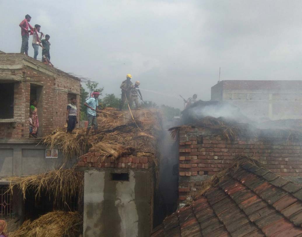 অজগড়পাড়ায় সিপিএম সমর্থকের বাড়িতে আগুন নেভানোর কাজ করছে দমকল। আগুন কী ভাবে লাগলো তা জানা যায়নি। তবে সিপিএমের অভিযোগ, তৃণমূলের দুষ্কৃতীরাই এই আগুন লাগিয়েছে।