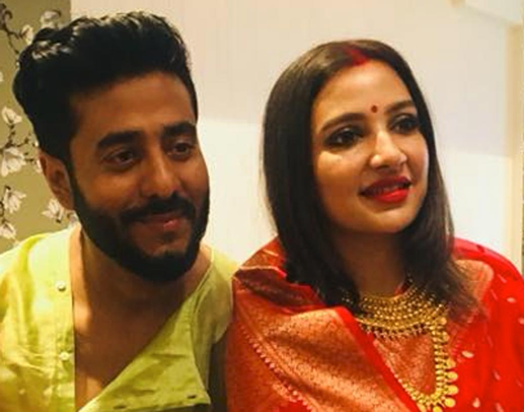 শুভশ্রীর পোস্ট করা ভিডিয়োয় রাজ-শুভশ্রীর একসঙ্গে কাটানো অন্যতম প্রিয় মুহূর্তগুলি ধরা হয়েছে।