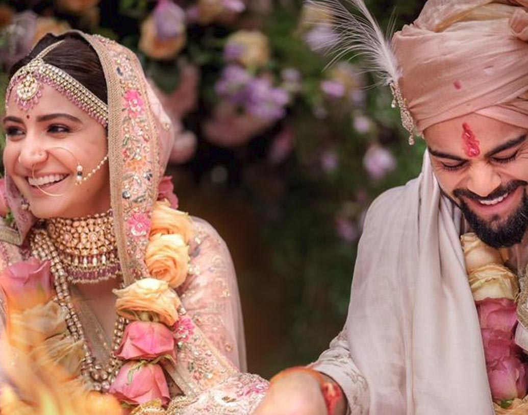 বিরাট-অনুষ্কার বিয়ের সঙ্গেই নাকি রাজ-শুভশ্রীর বিয়ের অনেকাংশেই মিল খুঁজে পাচ্ছেন নেট পাড়ার পড়শিরা। মূলত কোন বিষয়গুলো তাঁদের চোখে লাগছে, সে গুলোই দেখে নেওয়া যাক।