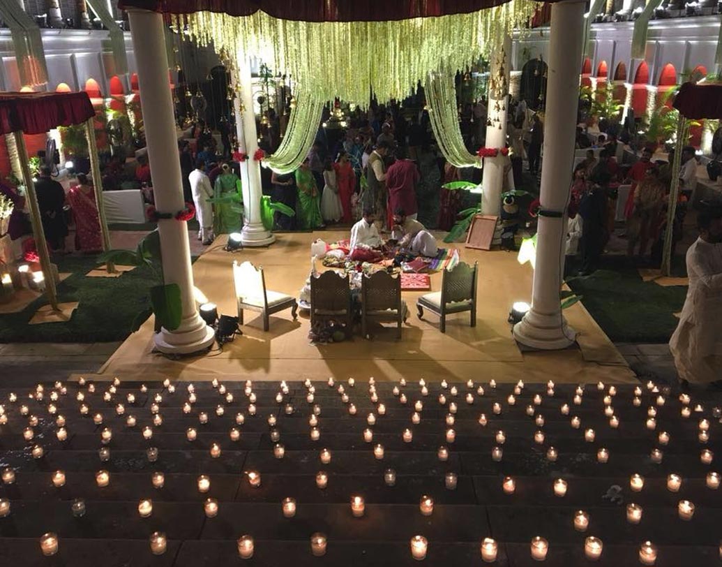 ডেস্টিনেশন ওয়েডিং: বিয়ে করতে ইতালি উড়ে গিয়েছিলেন বিরুষ্কা। রাজ-শুভশ্রীও ডেস্টিনেশনে  গিয়েই বিয়ে করলেন। তাস্কনি নাই বা হলো, আনন্দপুর থেকে বেশ খানিকটা দূরে বজবজের বাওয়ালি রাজবাড়িতেই বিয়ের পর্বটা সেরে ফেললেন রাজ আর শুভশ্রী।