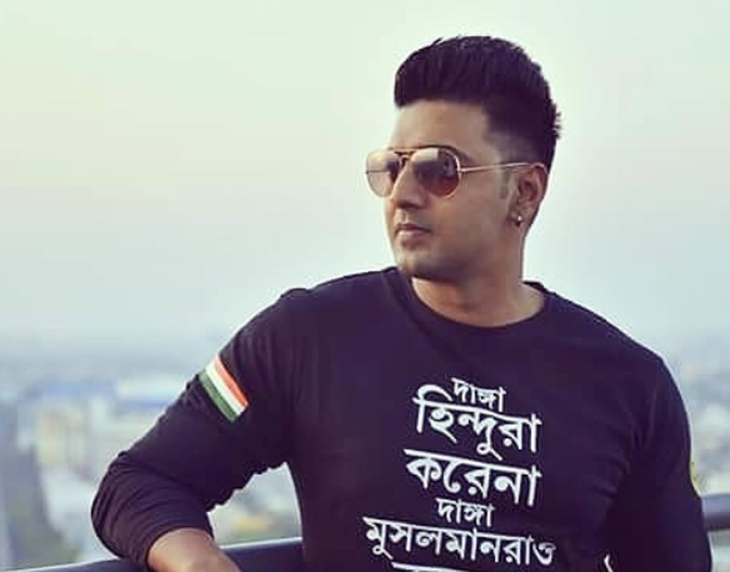 শুভশ্রীর সঙ্গে দেবের সম্পর্কের কথা ইন্ডাস্ট্রির প্রায় সকলেই জানেন। এক সময় তাঁরা সিরিয়াস রিলেশনশিপে ছিলেন। পরে ভেঙে যায় সেই বিশেষ সম্পর্ক। চার বছর তাঁরা অনস্ক্রিনেও একসঙ্গে কাজ করেননি। শুভশ্রীর এনগেজমেন্টের পরে সোশ্যাল মিডিয়ায় শুভেচ্ছা জানালেও বিয়েতে দেখা যায়নি দেবকে।