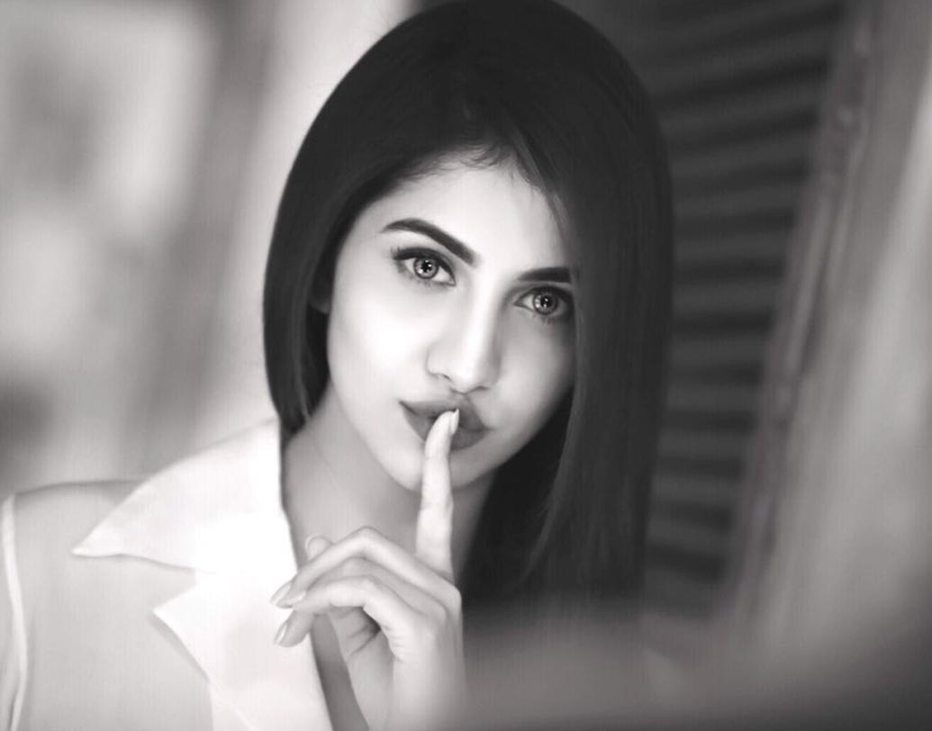 এই মুহূর্তে দেবের সঙ্গে বিশেষ সম্পর্কে রয়েছেন অভিনেত্রী রুক্মিণী মৈত্র। দেব বহুবার প্রকাশ্যে এই সম্পর্কের কথা স্বীকার করেছেন। দু’জনের হাতেই দু’জনের নামে ট্যাটু রয়েছে। ফলে বয়ফ্রেন্ডের এক্স গার্লফ্রেন্ডের বিয়েতে দেখা গেল না রুক্মিণীকেও।