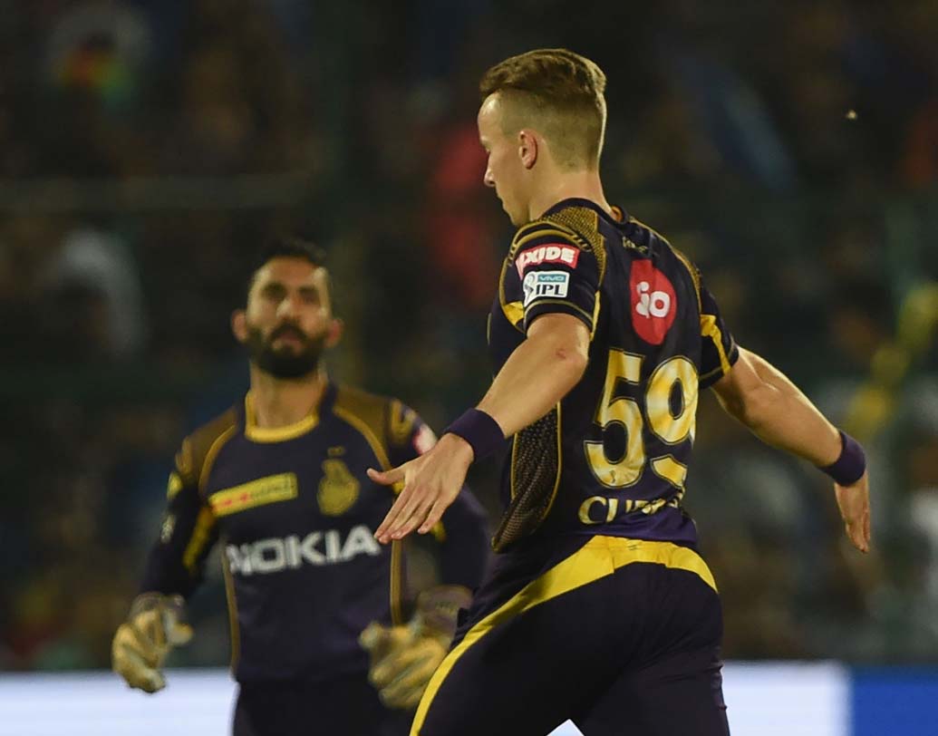 টম কুরান: একের পর এক ম্যাচে পেস আক্রমণের দায়িত্ব সামলাতে ব্যর্থ হচ্ছেন প্রায় সকল পেসাররাই। সেই তালিকায় মন্দের ভাল হিসেবে কুরান প্রথম একাদশে ঢুকতে পারেন।