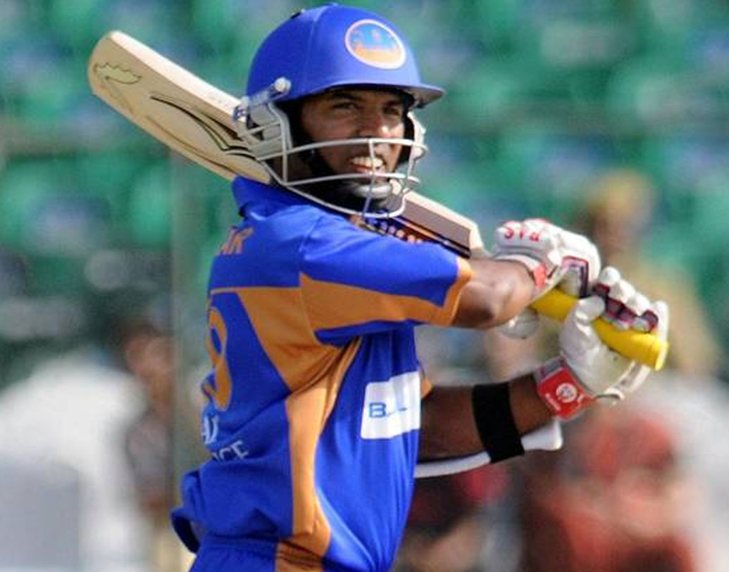 স্বপ্নিল আসনোদকরের নাম এখন অনেকেই ভুলে যেতে পারেন। তবে ২০০৮-এ প্রথম আইপিএলে যেন স্বপ্নের অভিষেক হয়েছিল রাজস্থান রয়্যালসের এই ওপেনারের। অভিষেক ম্যাচে কলকাতা নাইট রাইডার্সের বিরুদ্ধে ৩৪ বলে ৬০ রান এসেছিল স্বপ্নিলের ব্যাট থেকে। মাত্র দু’বছর আইপিএল খেলেছিলেন। সাতটি ম্যাচে১২৭.০৮ স্ট্রাইক রেটে করেছিলেন ২৪৪ রান। তবে এর পর আর তেমন ছাপ ফেলতে পারেননি স্বপ্নিল। ছবি: সংগৃহীত।