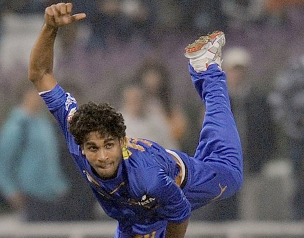 শেন ওর্য়ানের নেতৃত্বে রাজস্থান রয়্যালসের জার্সিতে নিজের প্রথম আইপিএলেই সাড়া জাগিয়েছিলেন কামরান খান। ঘণ্টায় ১৪০ কিলোমিটার গতিতে অদ্ভুত অ্যাকশনে বল করতেন। দু’বছর রাজস্থানের হয়ে খেলার পর ২০১১-তে পুণে ওয়ারিয়র্সয়ের হয়েও মাঠে নেমেছিলেন। তবে পুণের হয়ে খেলার সময় সেই বোলিং অ্যাকশন ঝামেলায় ফেলেছিল এই বাঁ-হাতি পেসারকে। আইপিএল থেকে দূরে ২৭ বছরের কামরান এখন হায়দরাদের লোকাল ক্লাবে খেলেন। ছবি: এএফপি।