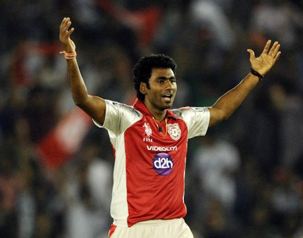 ২০১১-তে কিংস ইলেভেন পঞ্জাবের হয়ে ১৭টি উইকেট নিয়ে সাড়া ফেলে দিয়েছিলেন পারবিন্দর আওয়ানা। পরের বছর ইংল্যান্ডের বিরুদ্ধে চতুর্থ টেস্টে ভারতীয় দলে ডাক পেলেও প্রথম একাদশে জায়গা হয়নি তাঁর। জাতীয় দলের জার্সিতে ওই সফরেই একটি টি-টোয়েন্টি ম্যাচও খেলেছিলেন। তবে আইপিএলের দুর্দান্ত ফর্মে আর দেখা যায়নি এই ফাস্ট-মিডিয়াম বোলারকে। ছবি: এএফপি।