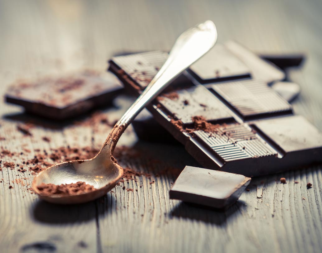 ৩) ডার্ক চকোলেট- মানসিক চাপ, উদ্বেগ নিয়ন্ত্রণে রাখতে দারুণ কাজ করে এক টুকরো ডার্ক চকোলেট। মস্তিষ্কের প্রদাহ নিয়ন্ত্রণে রাখতে পারে এই খাবার।