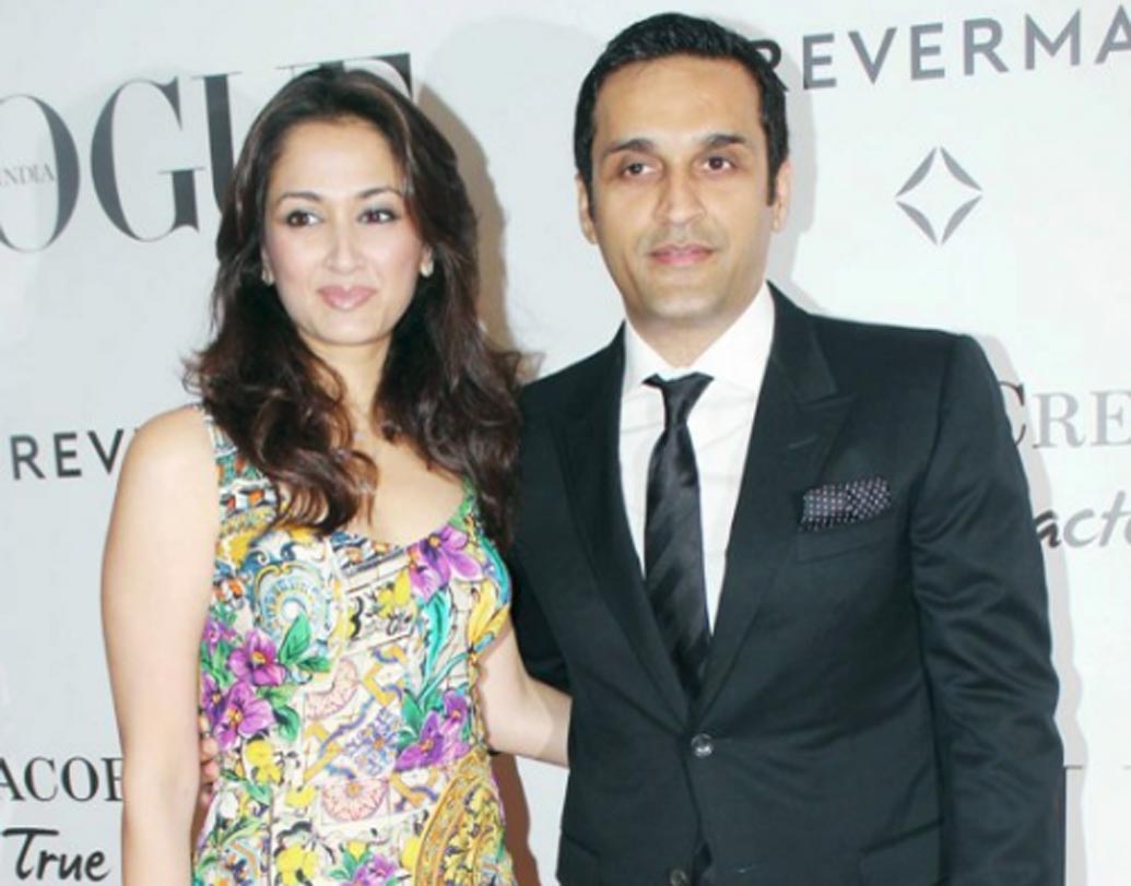 গায়ত্রী জোশী: টেলি দুনিয়া থেকে বড় পর্দা-বেশ সফল ভাবেই কেরিয়ার শুরু করেছিলেন ‘স্বদেশ’ খ্যাত গায়ত্রী। বি-টাউনে জনপ্রিয়তা পেলেও কেরিয়ারে ইতি টেনে ব্যবসায়ী বিকাশ ওবেরয়কে বিয়ে করেন নায়িকা। ওবেরয় কনস্ট্রাকশনের মালিক বিকাশের সম্পত্তির অঙ্ক শুনলে চোখ কপালে উঠবে। প্রায় ১৪ হাজার ৭০০ কোটি টাকা।