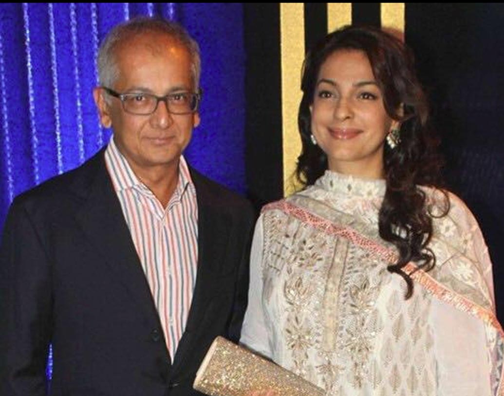 জুহি চাওলা: অভিনয় হোক বা জনপ্রিয়তা, বলিউডে প্রথম সারির নায়িকাদের মধ্যে অবশ্যই রয়েছেন জুহি চাওলা। নিজের কেরিয়ারে সফল জুহি বিয়েও করেছেন একজন বিজনেস টাইকুনকে। জুহির স্বামী জয় মেহতা হলেন মেহতা গ্রুপের কর্ণধার। জয়ের সম্পত্তির পরিমাণ কত জানেন? প্রায় ২৩০০ কোটি টাকা।