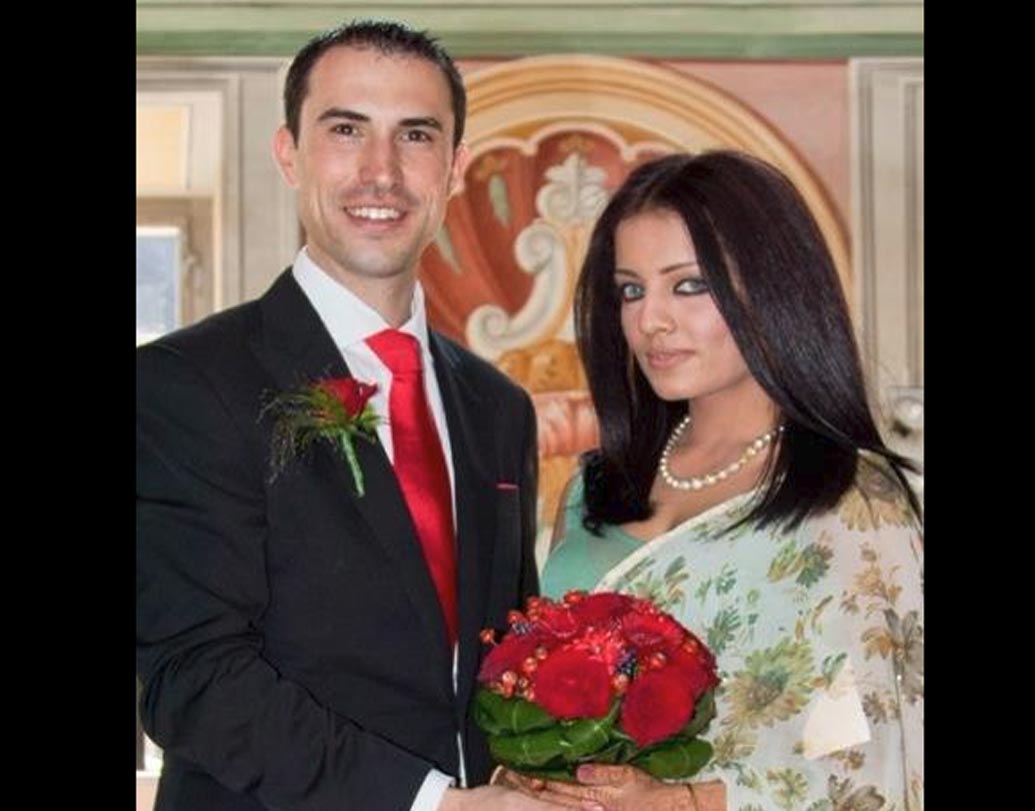 সেলিনা জেটলি: মডেলিংয়ের দুনিয়ায় নাম কিনলেও বি-টাউনে তেমন ভাবে সফল নন সেলিনা। বেশির ভাগ সময় পার্শ্বচরিত্রেই অভিনয় করতে দেখা গিয়েছে তাঁকে। সেলিনা বিয়ে করেছেন অস্ট্রিয়ার ব্যবসায়ী পিটার হাগকে। পিটারের সম্পত্তির পরিমাণ জানা না গেলেও বিলিওনেয়ার ব্যবসায়ীদের তালিকায় বারে বারেই উঠে এসেছে পিটারের নাম।