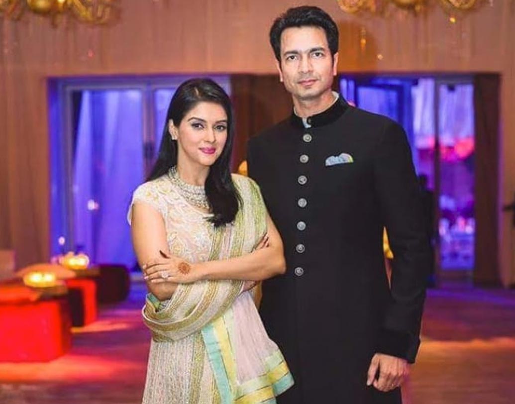 আসিন: কেরিয়ারের মধ্যগগনে নামজাদা ব্যবসায়ী রাহুল শর্মাকে বিয়ে করেন আসিন। মাইক্রম্যাক্সের সহ-প্রতিষ্ঠাতা এবং সিইও রাহুলের মোট সম্পত্তির পরিমাণ প্রায় ৬৬৮ কোটি টাকা। রাহুলের গাড়ির কালেকশনও ঈর্ষণীয়।