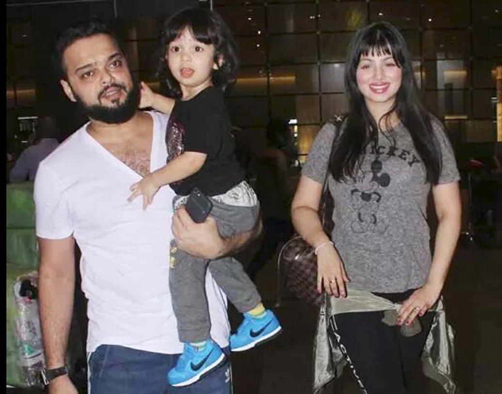 আয়েষা টাকিয়া: কেরিয়ারের মাঝ পথেই নামজাদা হোটেল ব্যবসায়ী ফারহান আজমিকে বিয়ে করেন আয়েষা। রাজনৈতিক নেতা আবু আজমির ছেলে ফারহানের মোট সম্পত্তির পরিমাণ প্রায় ৬৬ কোটি টাকা।