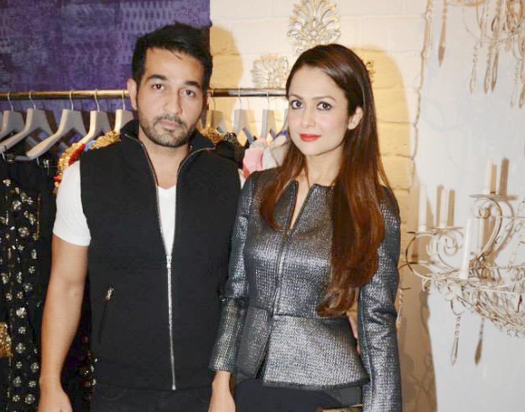 অমৃতা অরোরা: বি-টাউনে সে ভাবে দাগ কাটতে পারেননি অমৃতা। তাই অভিনয় ছেড়ে বিয়ে করারই সিদ্ধান্ত নিয়ে ফেলেন নায়িকা। অমৃতার স্বামী শিকাল লাদাক মুম্বইয়ের এক নামজাদা ব্যবসায়ী। কনস্ট্রাকশন কোম্পানি রেডস্টোন গ্রুপের ডিরেক্টর রাহুল।