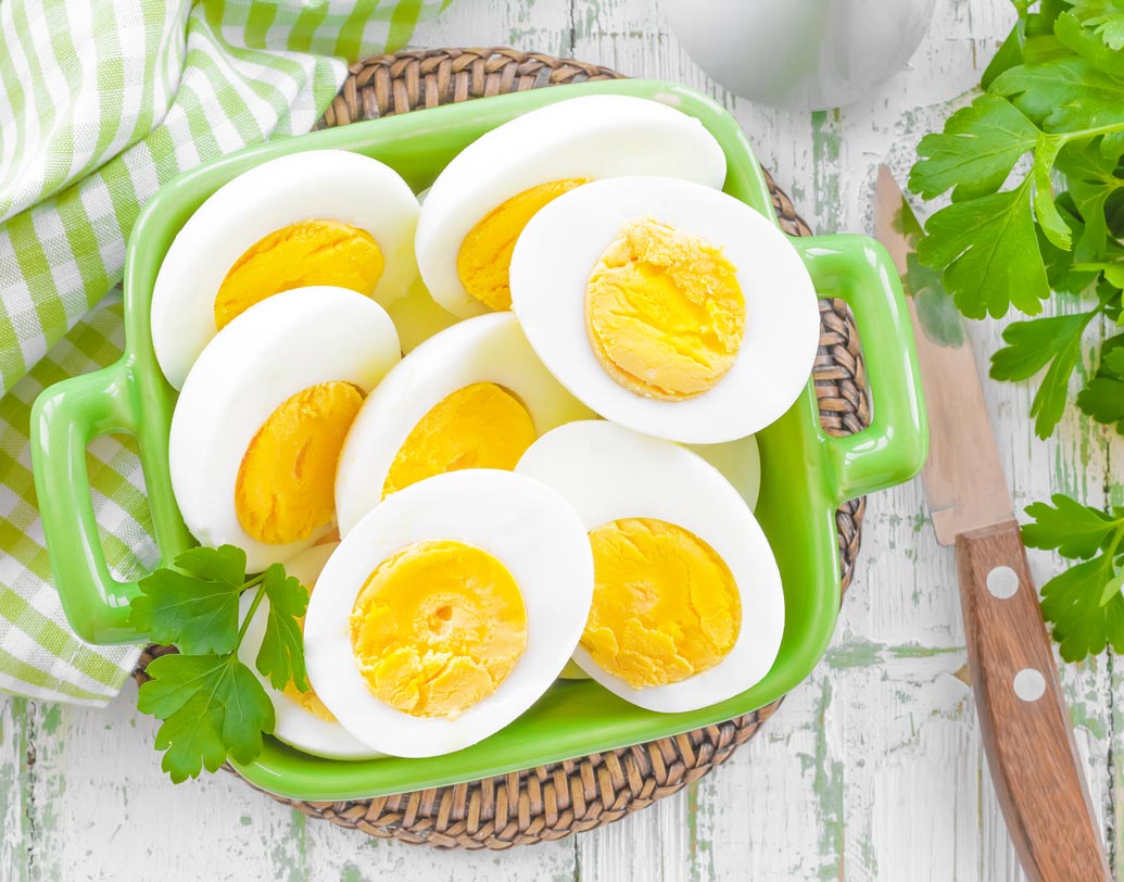 ডিম: বন্ধ্যাত্ব মোকাবিলায় খুবই উপকারী ডিম। এতে রয়েছে প্রচুর পরিমাণ ভিটামিন ই যা শুধু শুক্রাণুর সংখ্যাই বাড়ায় না, কার্যকারিতাও বৃদ্ধি করে। নিউট্রিশনিস্টদের মতে, নিয়মিত ডিম খেলে শুক্রাণুর সক্রিয়তাও ধীরে ধীরে বাড়তে থাকে।