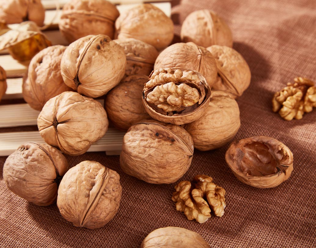 আখরোট: আখরোটে রয়েছে ওমেগা ৩-ফ্যাটি অ্যাসিড এবং আলফা-লিনোলেনিক অ্যাসিড বা সংক্ষেপে এএলএ। এএলএ-র মতো ওমেগা অ্যাসিডের পাশাপাশি আখরোটে আছে উচ্চমাত্রায় অ্যান্টিঅক্সিডেন্ট এবং বহু মূল্যবান মাইক্রো নিউট্রিয়েন্টস। পুরুষদের উর্বরতা বাড়াতে সাহায্য করে এই সব উপাদনগুলি।