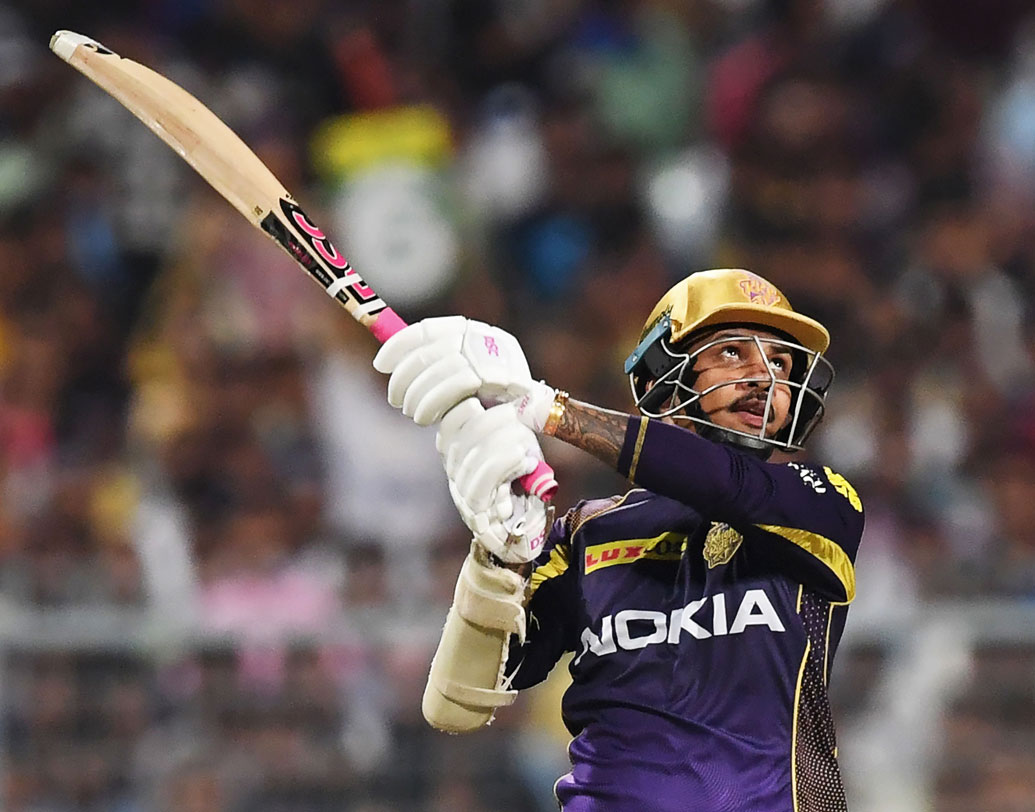 রান তাড়া করতে নেমে নারাইনের ৭ বলে ২১ কলকাতাকে স্বস্তি এনে দেয়। এর ফলে আস্কিং রান রেট কখনওই ৬-এর উপরে সে ভাবে ওঠেনি। ছবি: এএফপি।