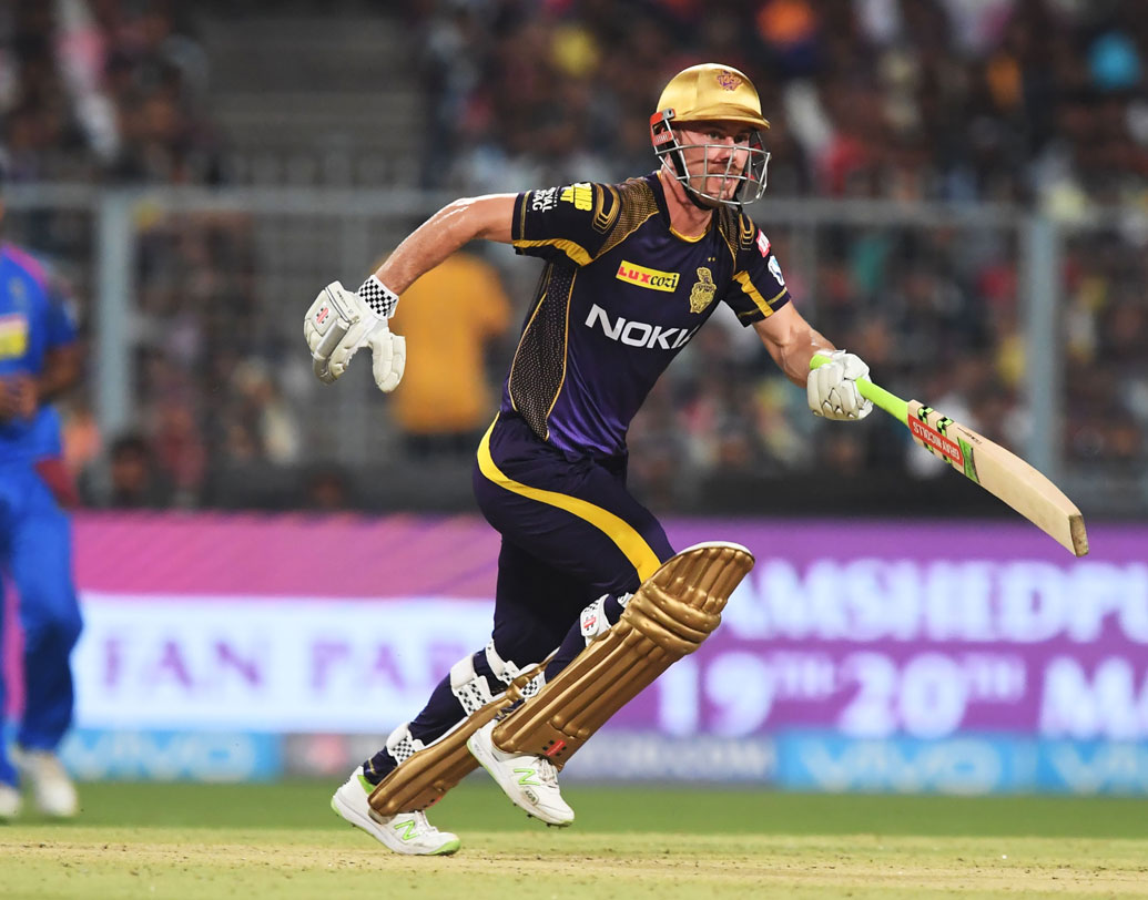 পরপর দুই উইকেট পড়লেও মাথা ঠান্ডা রেখে খেলেন ক্রিস লিন। তাঁর ৪২ বলে ৪৫ রানের পরিণত ইনিংস নাইটদের জিততে সাহায্য করে। ছবি: এএফপি।