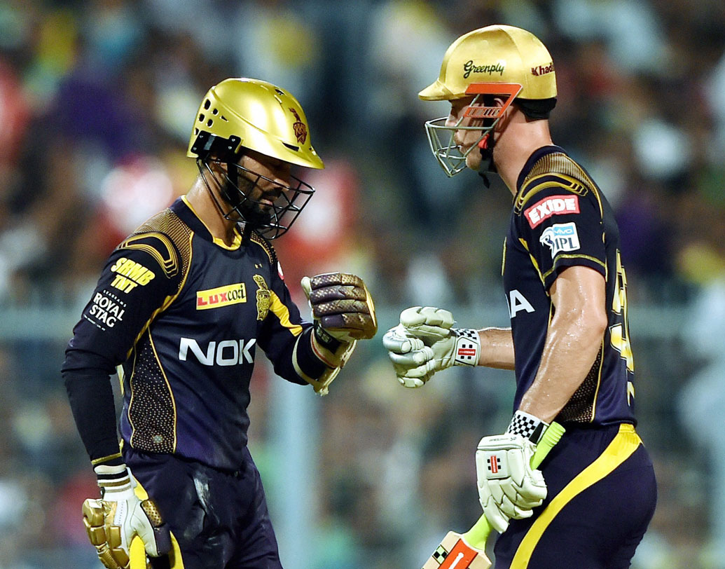 একেবারে অধিনায়কোচিত ইনিংস খেলেন দীনেশ কার্তিক। ৩১ বলে অপরাজিত ৪১ করে দলকে জিতিয়ে মাঠ ছাড়েন। লিনের সঙ্গে চতুর্থ উইকেটে ৪৮ রানের পার্টনারশিপ করেন দিনেশ। ছবি: পিটিআই।