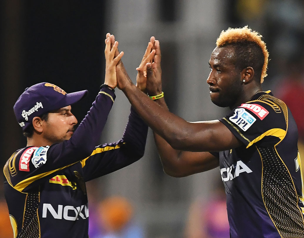 কুলদীপকে যোগ্য সাহায্য করেন আন্দ্রে রাসেল। রাহুল ত্রিপাঠিকে আউট করে প্রথম ঝটকা দেন তিনিই। ৩ ওভারে ১৩ রানে দুই উইকেট নেন রাসেল। ভাল বল করেন নারাইনও। ছবি: এএফপি।