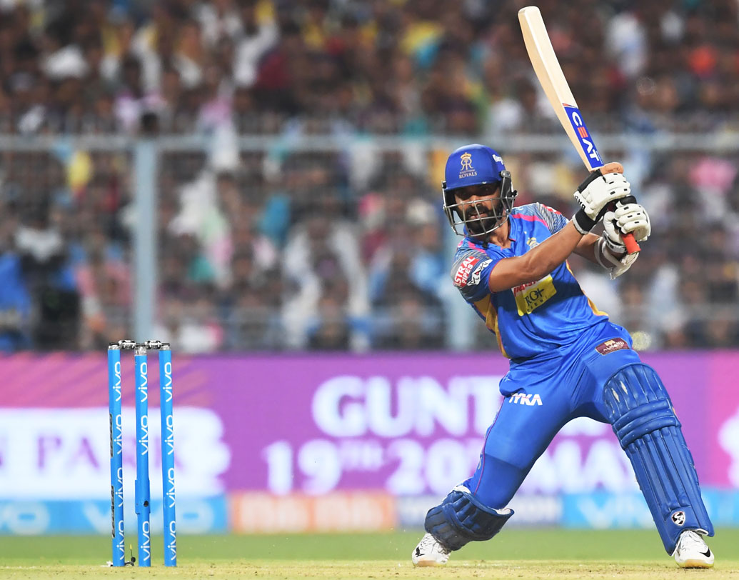 তিন নম্বরে রাহানেকে নামানোটা একেবারেই ভুল সিদ্ধান্ত হয়েছে রাজস্থানের। যে গতিতে রান উঠছিল, রাহানে আসায় তা অনেকটাই কমে যায়। ১২ বলে ১১ রানের ইনিংস খেলেন রাজস্থান ক্যাপ্টেন। ছবি: এএফপি।