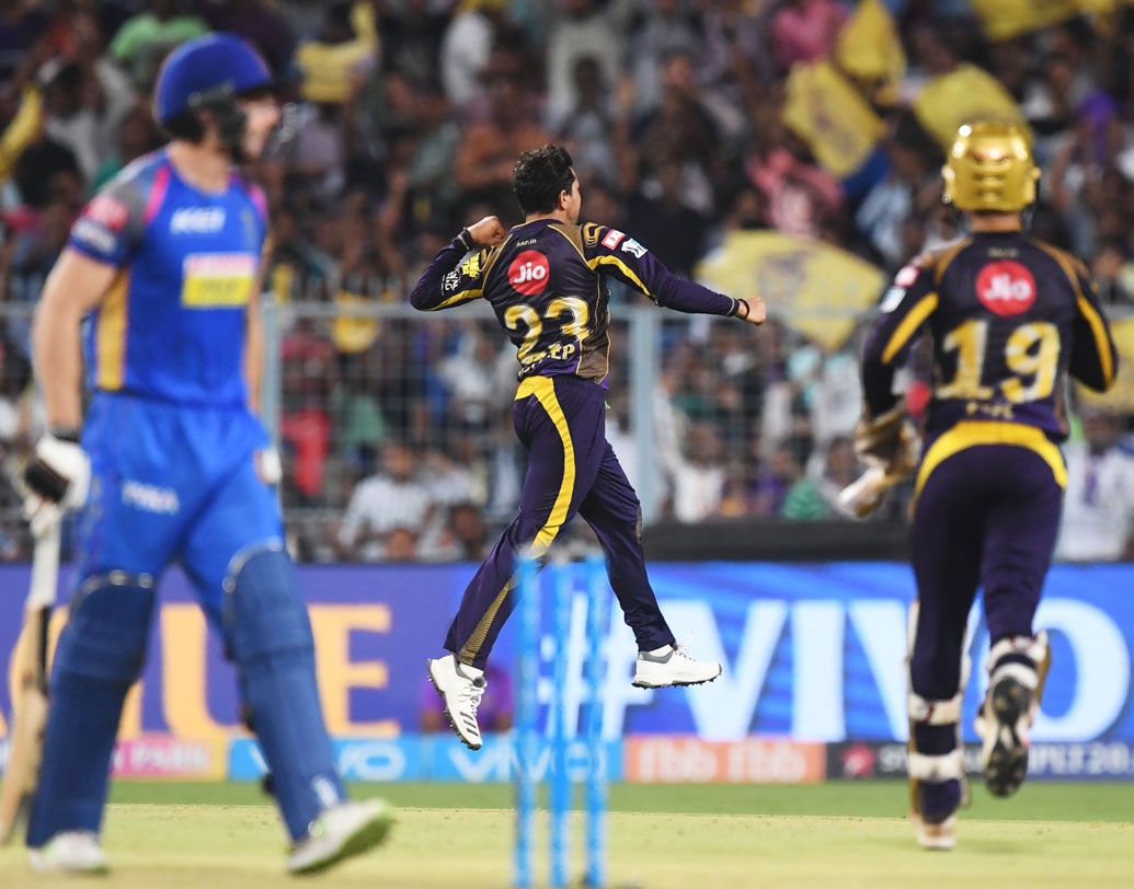 রাজস্থানকে পিছিয়ে দেয় খারাপ শট সিলেকশনও। অকারণ রিভার্স সুইপ করতে গিয়ে আউট হন ভয়ঙ্কর জস বাটলার। এর পরেই একই ভাবে আউট হন রাহানেও। ছবি: এএফপি।