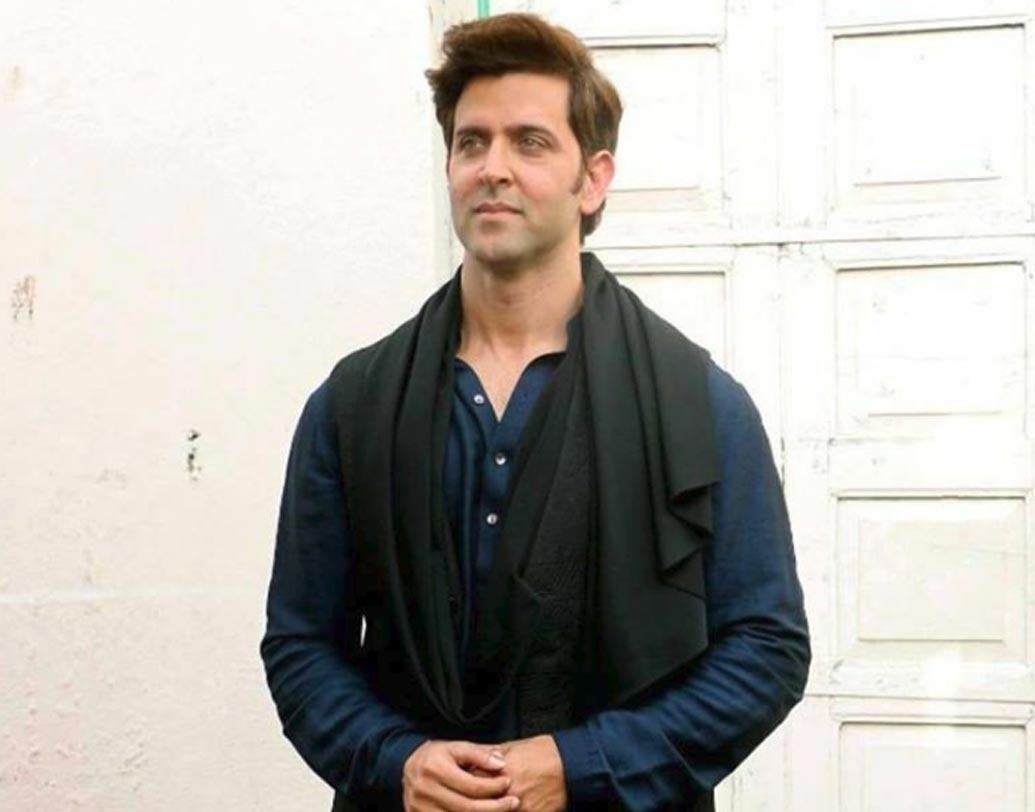 হৃতিক রোশন: ডেবিউ ছবি ‘কহো না প্যার হ্যায়’ দিয়ে বি-টাউনে তুমুল জনপ্রিয়তা পেয়েছিলেন হৃতিক। তারপরের কয়েকটি ছবি সে ভাবে দাগ না কাটলেও জনপ্রিয়তার নিরিখে বরাবরই প্রথম সারিতেই রয়েছেন হৃতিক। তবে অভিনয়ে আসার আগে সেটে বাবা রাকেশ রোশনকে অ্যাসিস্ট করতেন তিনি। সহকারি ডিরেক্টর হিসেবেই শুরু করেছিলেন পেশা। পরে, অভিনয়ের প্রেমে পড়ে যান।