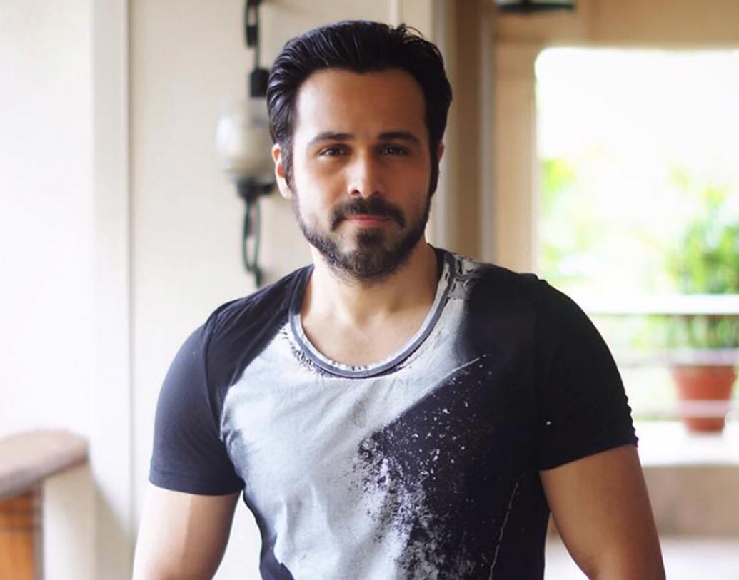 ইমরান হাসমি: ডেবিউ ছবি ‘ফুটপাথ’ দিয়ে শুরু করলেও বক্স-অফিসে একের পর এক হিট দিয়েছেন ইমরান। তবে শুরুতেই অভিনয় দিয়ে কেরিয়ার শুরু করেননি বি-টাউনের ‘সিরিয়াল কিসার’। ফিল্মের সেটে বিক্রম ভট্টকে নানা ভাবে অ্যাসিস্ট করতেন তিনি। ‘রাজ’ ছবিতেও অ্যাসিস্টান্ট ডিরেক্টর হিসেবে কাজ করেছেন ইমরান। তাঁর পেশাদারিত্ব দেখেই ফিল্মে ইমরানকে কাস্ট করার কথা ভাবেন বিক্রম।