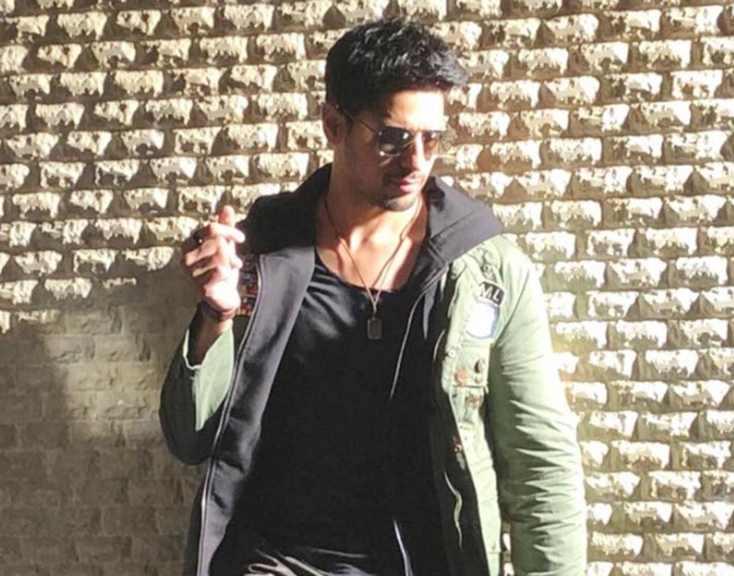 সিদ্ধার্থ মলহোত্র: সহকারী পরিচালক হিসেবে প্রথম কাজ শুরু করেছিলেন সিদ্ধার্থ। শোনা যায়, বরুণ ধবনের মতো ‘মাই নেম ইজ খান’ ছবিতে তিনিও নাকি কর্ণ জোহরকে অ্যাসিস্ট করতেন। তাঁর পেশাদারিত্ব দেখেই ‘স্টুডেন্ট অব দ্য ইয়ার’ ছবিতে তাঁকে কাস্ট করেন কর্ণ।