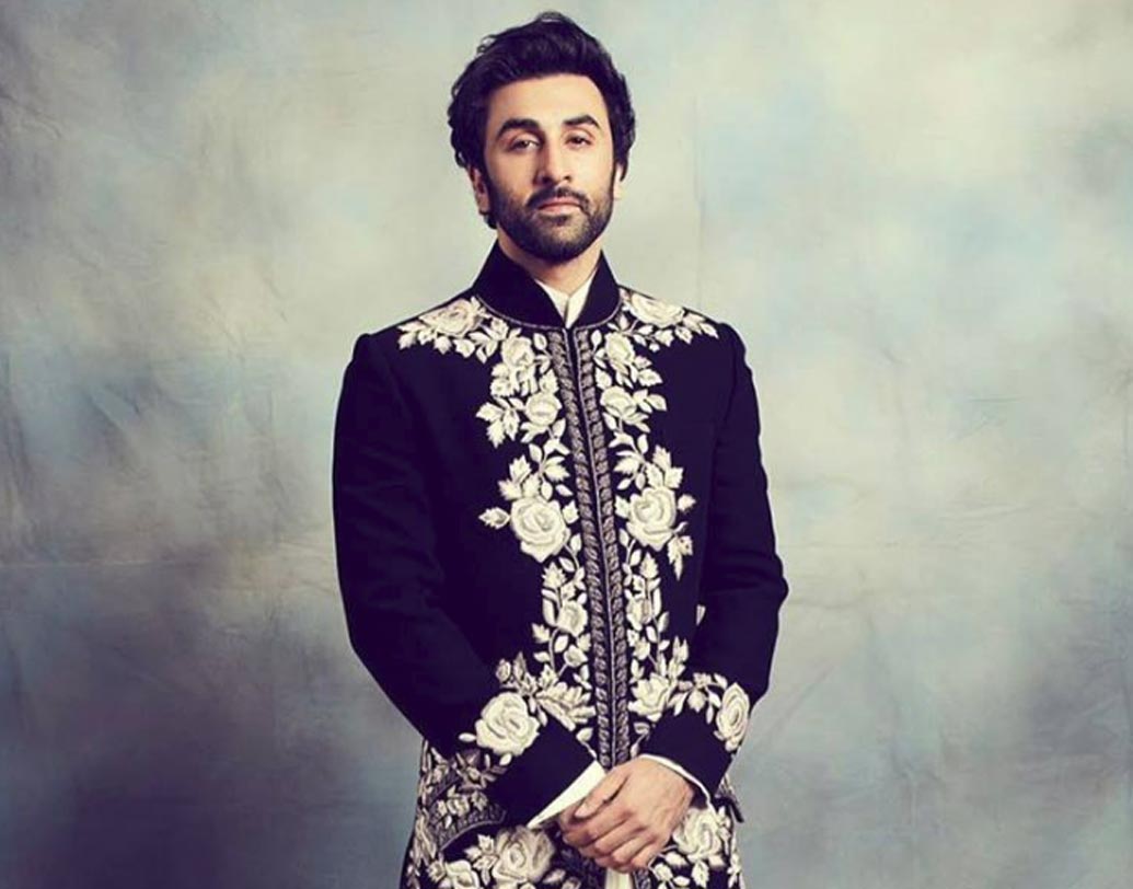 রণবীর কপূর: সেই ১৯৯৬ সালে বলিউডে এন্ট্রি। না, অভিনয় দিয়ে নয়, ‘প্রেম গ্রন্থ’ ছবিতে সহকারী পরিচালক হিসেবে কাজ শুরু করেছিলেন রণবীর। পরে ১৯৯৯ সালে বাবা ঋষি কপূরকে ‘আ আব লউট চলে’ ছবিতে অ্যাসিস্ট করেন তিনি। পরের কাজ সঞ্জয় লীলা ভন্সালীর সঙ্গে ২০০৫ সালে। ‘ব্ল্যাক’ ছবিতে ভন্সালীকে অ্যাসিস্ট করার সময়েই নজরে পড়ে যান তিনি। পরে ‘সাওয়ারিয়া’ ছবিতে তাঁকে কাস্ট করেন ভন্সালী।