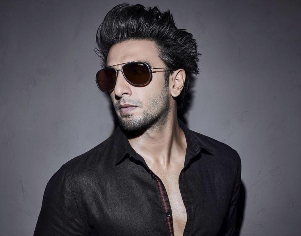 রণবীর সিংহ: বলিউডের হার্টথ্রব রণবীর সিংহও কেরিয়ার শুরু করেছিলেন সহকারী পরিচালক হিসাবে। যশ রাজ ফিল্মসের ‘বান্টি অউর বাবলি’ ছবিতে শাদ আলিকে অ্যাসিস্ট করা দিয়ে শুরু। পরে, যশ রাজ ব্যানারের হাত ধরেই অভিনয়ের জগতে পা রাখেন তিনি।