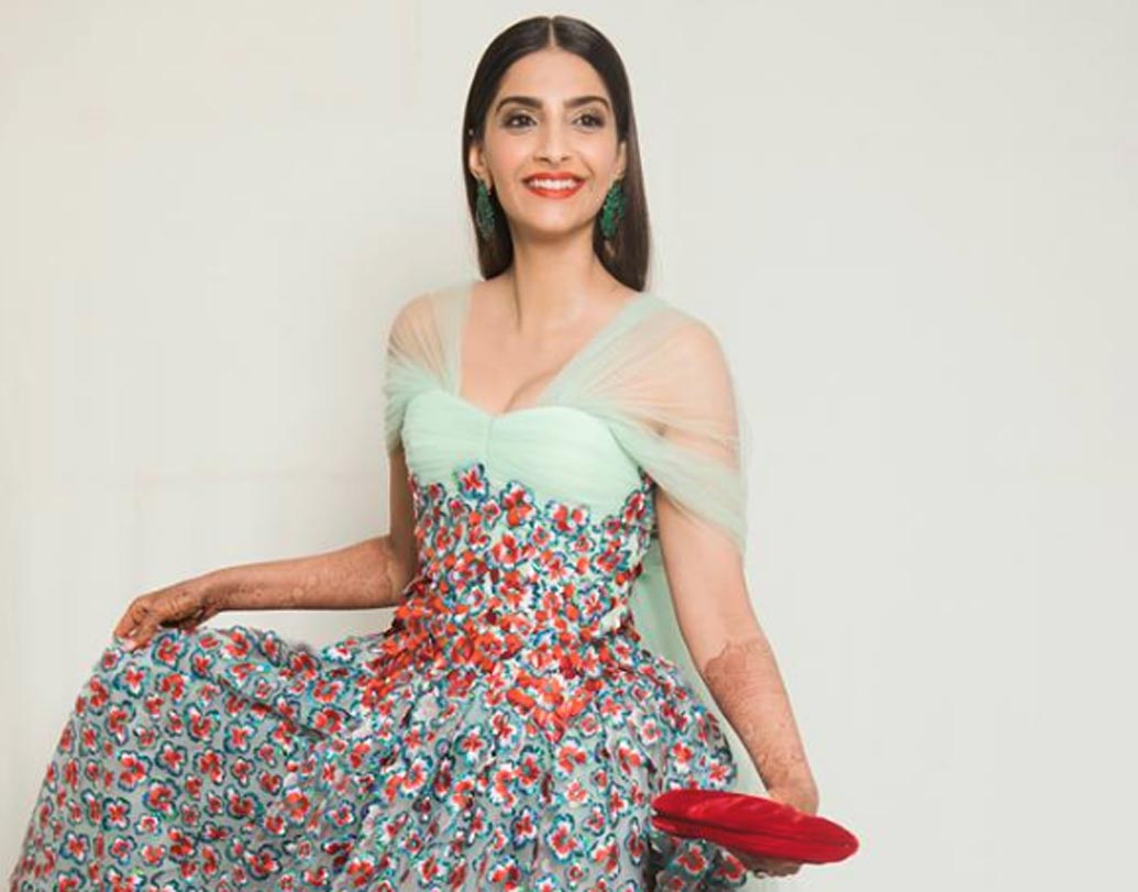 সোনম কপূর: অভিনেত্রী হিসেবে সামনে আসার আগে ক্যামেরার পিছনে থাকতেই পছন্দ করতেন সোনম। কাজও শুরু করেছিলেন সহকারী ডিরেক্টর হিসেবেই। সেটে সঞ্জয় লীলা ভন্সালীকে অ্যাসিস্ট করতেন সোনম। তাঁর পেশাদারিত্বে মুগ্ধ হয়ে ‘সাওয়ারিয়া’ ছবিতে সোনমকে কাস্ট করেন ভন্সালী।