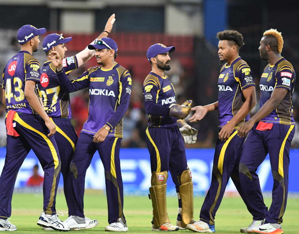 যদি শেষ ম্যাচ কলকাতা হারে এবং মুম্বই, বেঙ্গালুরু তাদের বাকি দু’টি ম্যাচ জেতে, তা হলে নাইটরা ছিটকে যেতে পারে কারণ এই মুহূর্তে দুই দলেরই নেট রান রেট নাইটদের চেয়ে ভাল। ছবি: এএফপি।