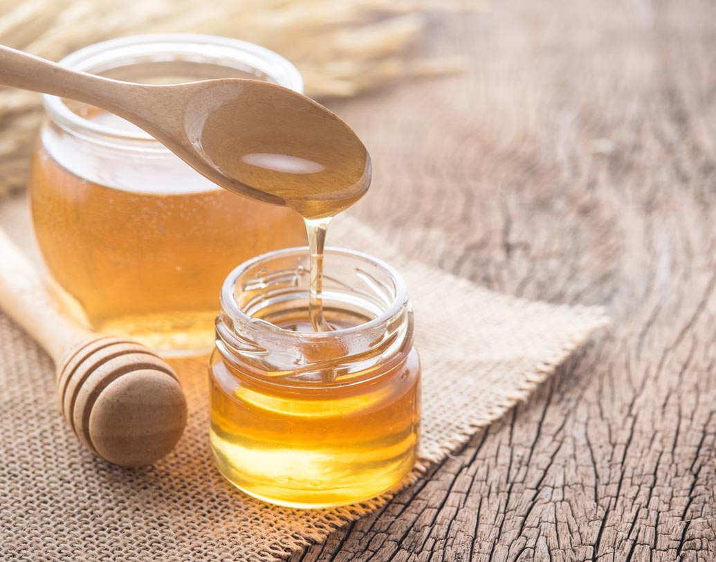 মধু ত্বক থেকে মেকআপ তুলতে সাহায্য করে।