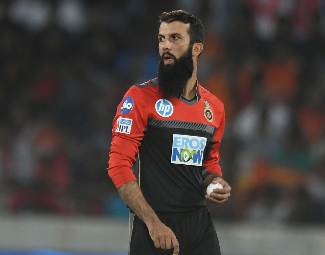 মইন আলি: ব্যাটে এখনও সফল না হলেও ভাল বল করছেন ইংল্যান্ডের এই অলরাউন্ডার। আজ প্রথম দলে সম্ভবত তিনি থাকছেন। ছবি: এএফপি।