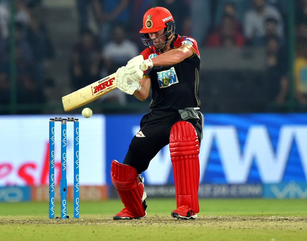 এবি ডেভিলিয়ার্স: গত ম্যাচে ব্যাট করতে হয়নি। তার আগের ম্যাচে অপরাজিত ৭২ করে ম্যাচ জিতিয়েছেন। এবি ফর্মে থাকলে হায়দরাবাদের সমস্যা হবে। ছবি: পিটিআই।