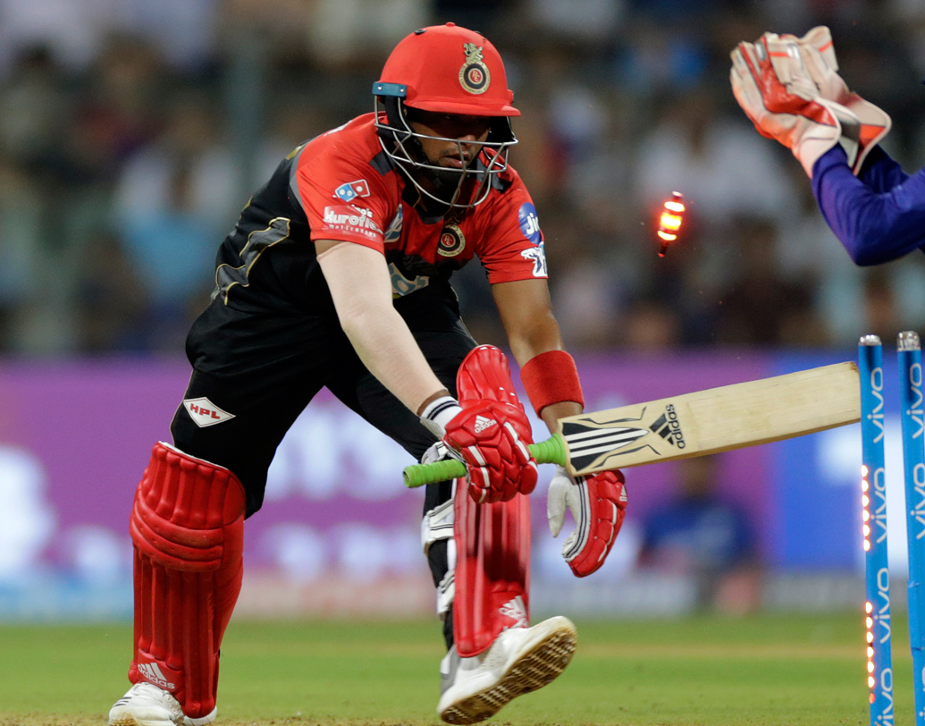 সরফরাজ খান: একেবারেই ফর্মে নেই এই তরুণ ব্যাটসম্যান। আজ কিছু করে দেখাতে না পারলে দল থেকে বাদ পড়তে হতে পারে। ছবি: এপি।