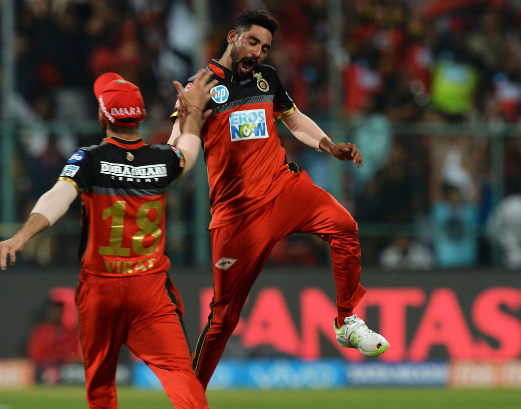 মহম্মদ সিরাজ: রান দিলেও প্রায় প্রতি ম্যাচেই উইকেট নিয়েছেন এই পেসার। আজও প্রথম দলে তিনি নিশ্চিত। ছবি: এএফপি।