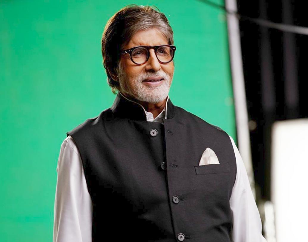 অমিতাভ বচ্চন: দু’হাতেই সমান ভাবে লিখতে পারেন বিগ-বি। ঘড়িও পড়েন একসঙ্গে দু’টো। একটিতে দেখায় ভারতীয় সময়, অন্যটিতে যে জায়গায় যাচ্ছেন সেখানকার সময়। তা ছাড়া নেটওয়ার্কের সমস্যা এড়াতে একসঙ্গে নাকি অনেকগুলো মোবাইল ফোন ও সিমকার্ড সঙ্গে রাখেন অমিতাভ।