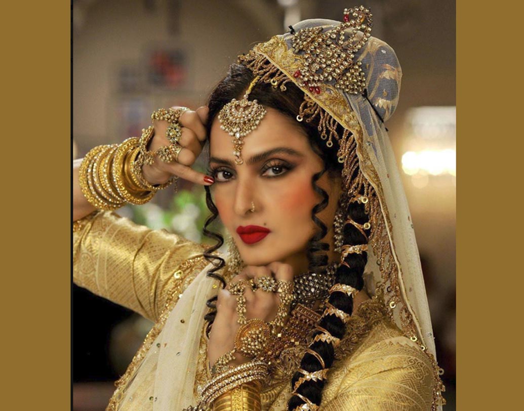 রেখা:  মিডিয়া অ্যাপিয়ারেন্স হোক বা পুরস্কার বিতরণী অনুষ্ঠান, রেখার পছন্দ কাঞ্জিভরম শাড়ি। লিপস্টিকের রং নিয়েও নাকি বাতিক আছে এই বলি ডিভার। ক্রিমসন বা গাঢ় চকোলেট রঙা লিপস্টিকেই ঠোঁট রাঙাতে বেশি পছন্দ করেন রেখা।