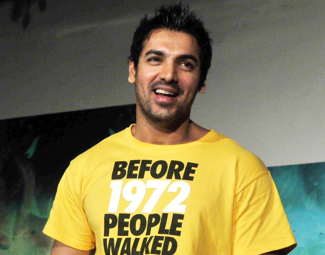 জন আব্রাহাম: ক্যামেরার সামনে হোক বা পিছনে, পা নাড়ানো নাকি অভ্যাসে দাঁড়িয়ে গিয়েছে তাঁর। পারফরম্যান্সের সময়েও বারে বারে পা নাড়াতে দেখা গিয়েছে তাঁকে। ঘরোয়া আড্ডাতেও একই কীর্তি করেন জন। তাঁর পরিবারও এই অভ্যাসের জন্য নাকি খুবই বিরক্ত।