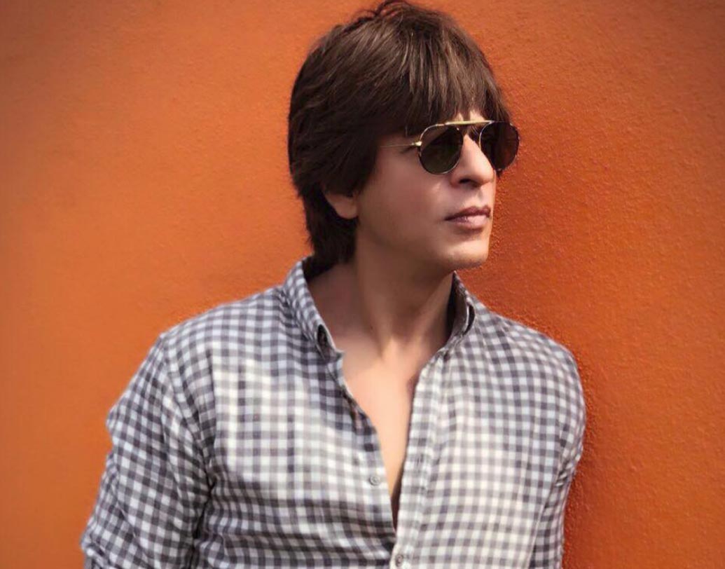 শাহরুখ খান:  সবসময় জুতো পরে থাকতে পছন্দ করেন বলি বাদশা। দিনে একবার শুধু ঘুমোবার সময় নাকি জুতো খোলেন শাহরুখ। তা ছাড়া খাওয়ার সময় ফোটোশুট একেবারেই নাপসন্দ শাহরুখের। সময় পেলেই ভিডিও গেমস খেলতে পছন্দ করেন তিনি।