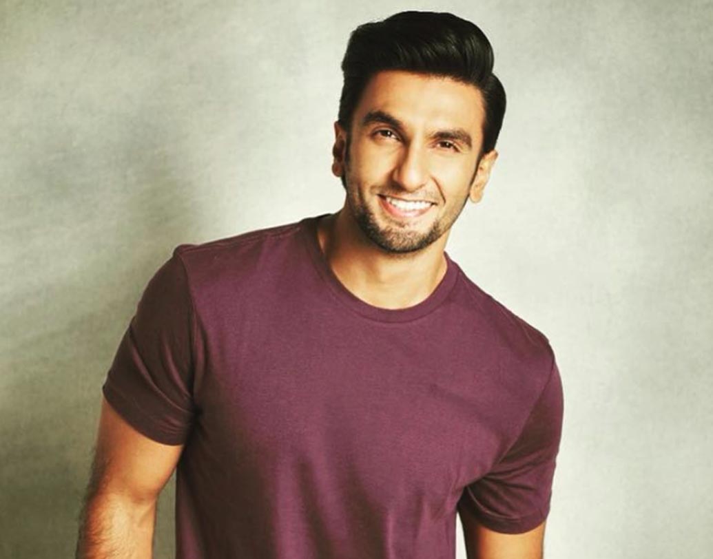 রণবীর সিংহ:  ক্রেডিট কার্ডে খরচ করতে ভালবাসেন বি-টাউনের হার্টথ্রব। তাঁর নাকি অনেকগুলো ক্রেডিট কার্ড। সুযোগ পেলেই একগাদা খরচ করে ফেলেন রণবীর।