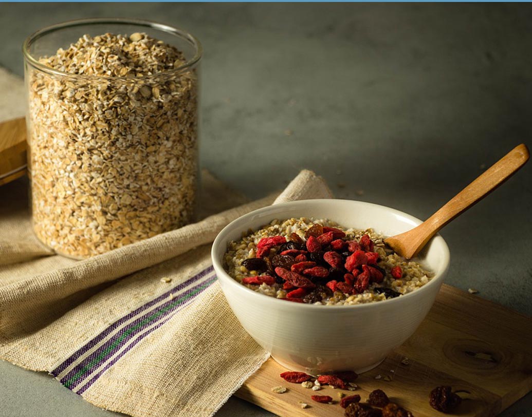 ওটমিল: ওজন কমাতে এবং এনার্জি বাড়াতে ওটসের কোনও বিকল্প নেই। ডায়েটিশিয়ানরা প্রাতরাশে ওটস খাওয়ারই পরামর্শ দিয়ে থাকেন। ওটসে সোডিয়ামের মাত্রা খুব কম, তা ছাড়া রয়েছে উচ্চমাত্রায় ফাইবার যা রক্তচাপ নিয়ন্ত্রণে রাখে।