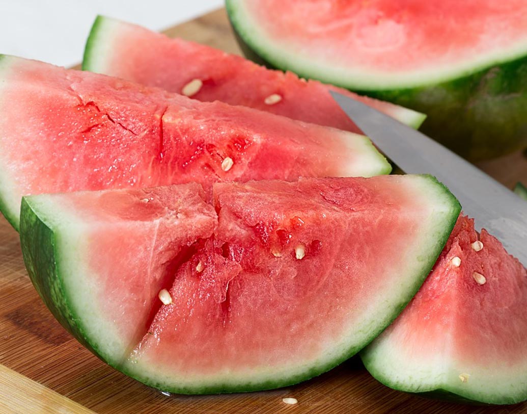 তরমুজ: অ্যামিনো অ্যাসিড এল-সিট্রুলিন সমৃদ্ধ তরমুজ শুধু রক্তচাপ নয়, শরীরের নানা সমস্যা দূর করে। এতে রয়েছে লাইকোপিন, পটাসিয়াম, ভিটামিন এ এবং ফাইবার যা রক্তচাপ নিয়ন্ত্রণে রাখে।