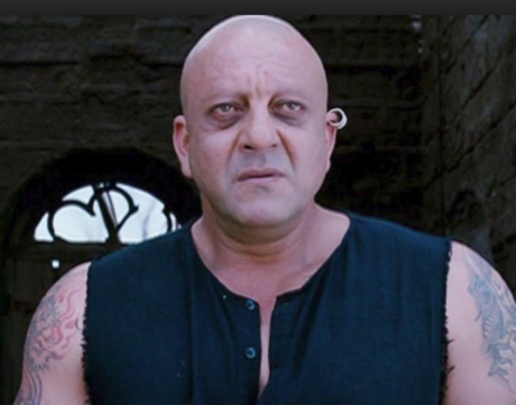 সঞ্জয় দত্ত: ‘অগ্নিপথ’-এর রিমেকে সুপারহিরো নয় বরং ভিলেনের চরিত্রে প্রশংসা কুড়িয়েছিলেন সঞ্জয়। তাঁর লুক যথেষ্ট প্রশংসা কুড়িয়েছিল বক্স-অফিসে। প্রস্থেটিকের সাহায্য না নিয়ে মাথা কামিয়েই খলনায়ক ‘কাঞ্চা চিনা’কে ফুটিয়ে তুলেছিলেন তিনি।