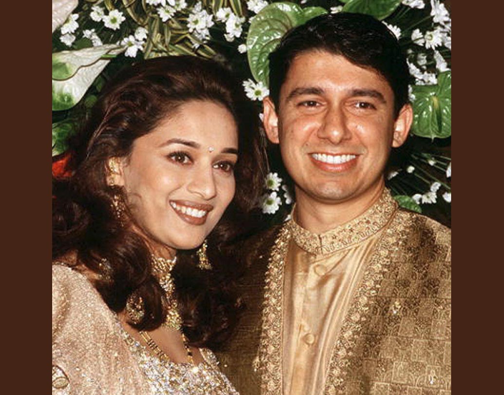 মাধুরী দীক্ষিত নেনে: ১৯৯৯ সালে শ্রীরাম নেনের সঙ্গে গাঁটছড়া বেধেছিলেন বলিউডের ‘ধকধক গার্ল’। বিয়ের পরই স্বামীর সঙ্গে আমেরিকা উড়ে গিয়েছিলেন নায়িকা। পেশায় চিকিৎসক শ্রীরাম বিয়ের দিন মাধুরীর গলায় পরিয়েছিলেন একটি বহুমূল্য মঙ্গলসূত্র। দাম কত জানেন? প্রায় সাড়ে আট লক্ষ টাকা।