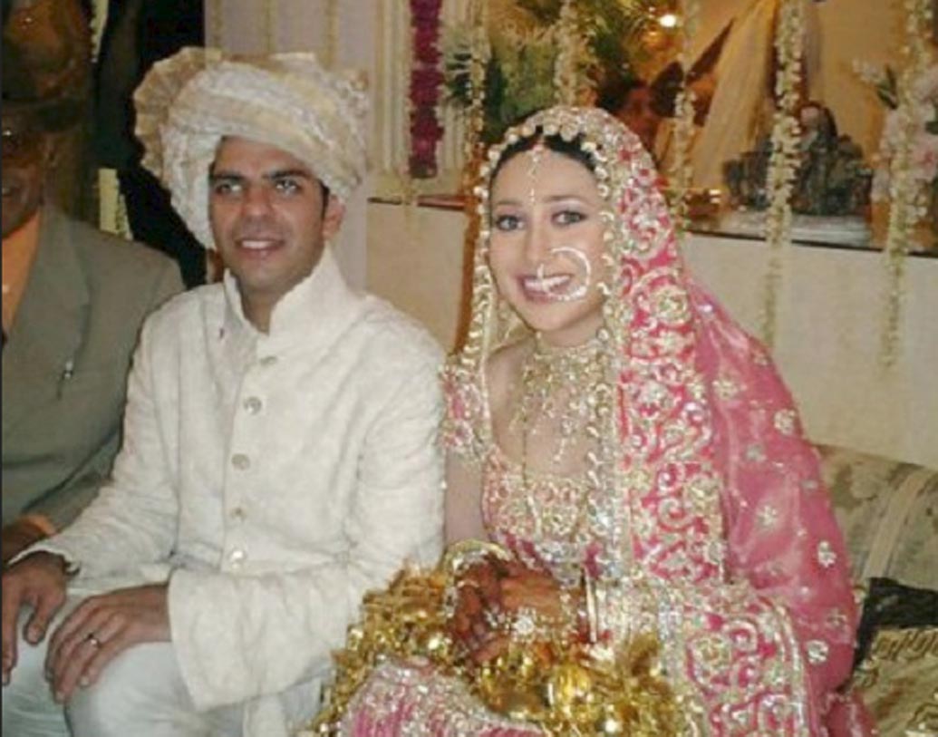 করিশ্মা কপূর: বলিউডের মাল্টি ট্যালেন্টেড অভিনেত্রী করিশ্মা। নানা চরিত্রেই সমান সাবলীল বি-টাউের ‘বিবি নম্বর ওয়ান’। ২০০৩ সালে শিল্পপতি সঞ্জয় কপূরকে বিয়ে করেন করিশ্মা। বিয়েতে স্ত্রীকে নাকি ১৭ লক্ষ টাকার মঙ্গলসূত্র পরিয়েছিলেন সঞ্জয়।