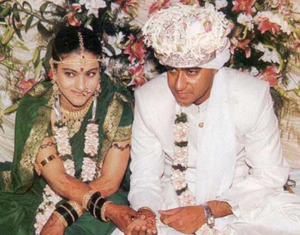 কাজল: মরাঠি মতে ১৯৯৯ সালে চার হাত এক হয় কাজল-অজয় দেবগনের। সেলেব জুটির ঝাঁ চকচকে বিয়েতে হাজির ছিলেন বলিউডের বহু তারকা-পরিচালক-প্রযোজক। আয়োজনও ছিল এলাহি। বিয়ের দিন কাজলের গলায় নাকি ২১ লক্ষ টাকার মঙ্গলসূত্র পরিয়ে দিয়েছিলেন অজয়।